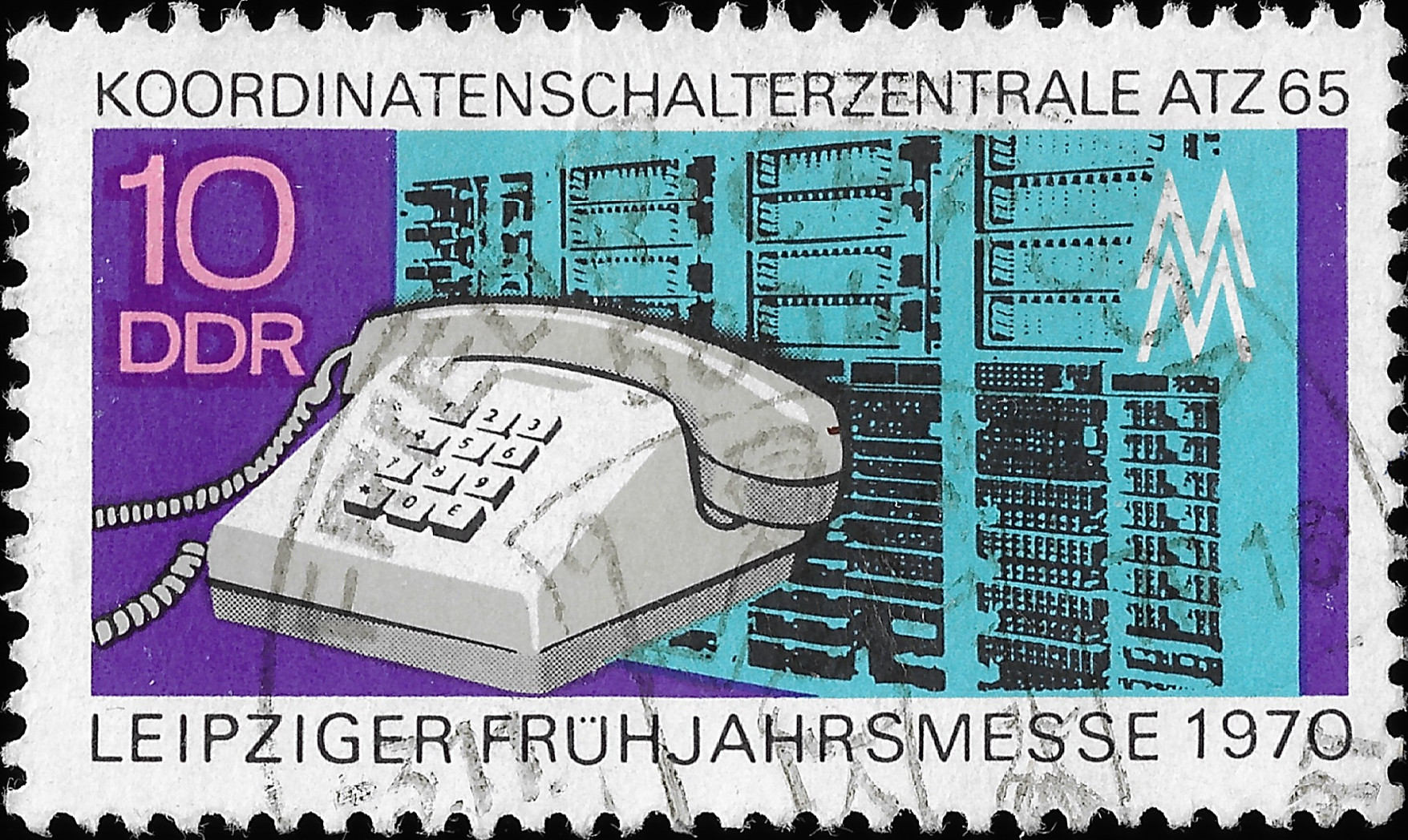 Na znmce DDR nominln hodnoty 10 je v poped telefon s tlatkovou volbou volanho astnka. ikmo za nm je sten
zakryt telefonn stedna ATZ 65. Telefon je bl, stedna modr a pozad je fialov. Na znmce i tak napsno LEIPSIGER
FRRHJAHRMESSE 1970 a KOORDINATENSCHALTERZENTRALE ATZ 65. To znamen, e byla vydna pi pleitosti kadoronho jarnho veletrhu
v Lipsku.